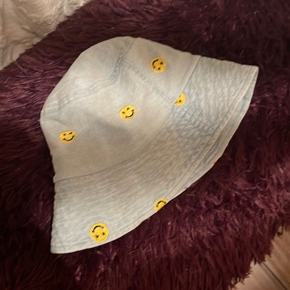 Denim bucket hat with smiley face